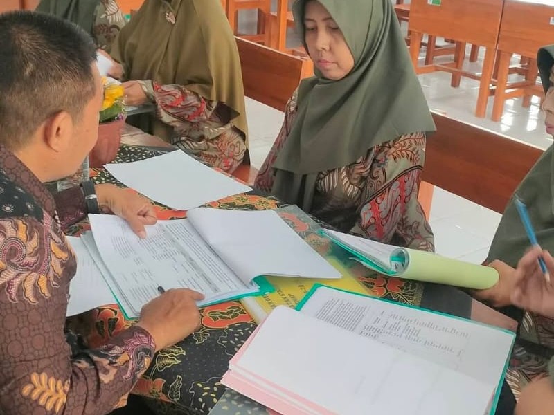 Tingkatkan Mutu Akademik, Pengawas Pembina Lakukan Supervisi Perangkat Pembelajaran di SMPN 2 Situbondo