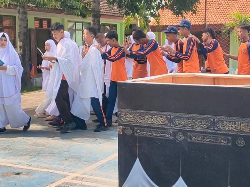 Siswa SMPN 2 Situbondo Hidupkan Suasana Makkah Lewat Praktik Manasik Haji dan Umroh